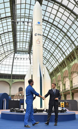 Thomas Pesquet and Emmanuel Macron, President of the French Republic, E. Macron, President of the French Republic, at the International Space Summit on September 10, 2026, at the Grand Palais in Paris, September 9, 2026. Nearly 1,100 companies from the space sector will also be present at the Grand Palais, demonstrating the exceptional mobilization of the global space ecosystem around this event, organized by France and Germany. The Summit will address all issues related to the development and innovation of the space sector through three key themes: 1) tackling the challenges of the global space economy through international cooperation; 2) advancing science, technology, and space exploration from an international perspective; and 3) ensur Copyright: xChristianxLiewigx xBestimagexChristianxLiewigx xBestimagex