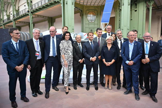 French President Emmanuel Macron, Eric Trappier, CEO of Dassault Aviation; Minister of Higher Education and Research Philippe Baptiste; and Minister of the Armed Forces Catherine Vautrin pose with government and industry representatives in front of a model of Dassault’s Vortex space vehicle project. E. Macron, President of the French Republic, during the International Space Summit on September 10, 2026, at the Grand Palais in Paris, on September 9, 2026. Nearly 1,100 companies from the space sector will also be present at the Grand Palais, demonstrating the exceptional mobilization of the global space ecosystem around this event, organized by France and Germany. The Summit will address all issues related to the development and innovation o Copyright: xChristianxLiewigx xBestimagexChristianxLiewigx xBestimagex