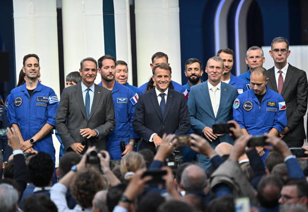 French President Emmanuel Macron, flanked by members of the VAST space program, French astronaut Thomas Pesquet of the European Space Agency (ESA), Czech fighter pilot and ESA astronaut Aleö Svoboda, Greek aviation physician and ESA astronaut candidate Adrianos Golemis, Vast Space Program President Giorgio Saccoccia (second from the left), and Greek Prime Minister Kyriákos Mitsotákis, along with French President Emmanuel Macron, at the International Space Summit on September 10, 2026, at the Grand Palais in Paris, September 9, 2026. Nearly 1,100 companies from the space sector will also be present at the Grand Palais, demonstrating the exceptional mobilization of the global space ecosystem around this event, organized by France and Germany Copyright: xChristianxLiewigx xBestimagexChristianxLiewigx xBestimagex