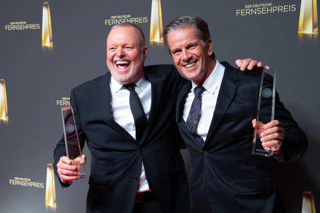 Die Preistraeger Stefan RAAB und Markus LANZ (v.l.) machen ein Selfie mit dem Smartphone, Verleihung des Deutschen Fernsehpreises, Der Deutsche Fernsehpreis 2026, Deutscher Fernsehpreis 2026 im Confex Koeln, am 09.09.2025.