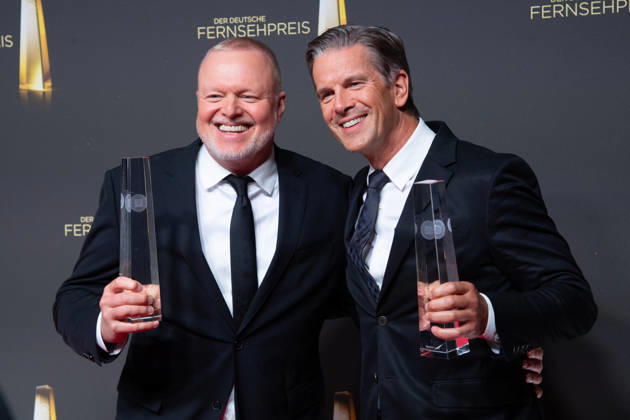 Die Preistraeger Stefan RAAB und Markus LANZ (v.l.) machen ein Selfie mit dem Smartphone, Verleihung des Deutschen Fernsehpreises, Der Deutsche Fernsehpreis 2026, Deutscher Fernsehpreis 2026 im Confex Koeln, am 09.09.2025.
