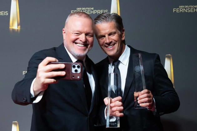 Die Preistraeger Stefan RAAB und Markus LANZ (v.l.) machen ein Selfie mit dem Smartphone, Verleihung des Deutschen Fernsehpreises, Der Deutsche Fernsehpreis 2026, Deutscher Fernsehpreis 2026 im Confex Koeln, am 09.09.2025.