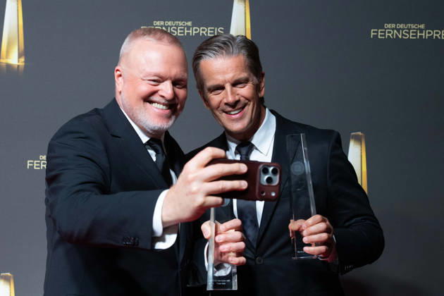 Die Preistraeger Stefan RAAB und Markus LANZ (v.l.) machen ein Selfie mit dem Smartphone, Verleihung des Deutschen Fernsehpreises, Der Deutsche Fernsehpreis 2026, Deutscher Fernsehpreis 2026 im Confex Koeln, am 09.09.2025.