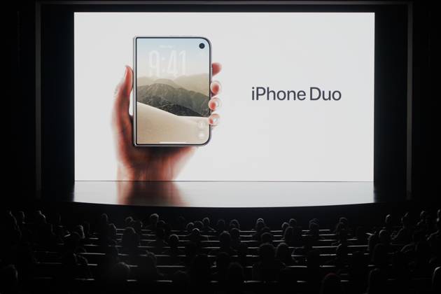 News Bilder des Tages #2 (260909) -- CUPERTINO, Sept. 9, 2026 -- Photo taken on Sept. 9, 2026 shows iPhone Duo on screen during a launch event at Apple Park in Cupertino, California, the United States. U.S. tech giant Apple on Wednesday unveiled its first foldable smartphone, iPhone Duo, along with the iPhone 18 Pro lineup, new Apple Watch models and AirPods at a product launch event held at Apple Park, its headquarters in Cupertino, California. ) U.S.-CALIFORNIA-CUPERTINO-APPLE-IPHONE DUO-LAUNCH EVENT WuxXiaoling
