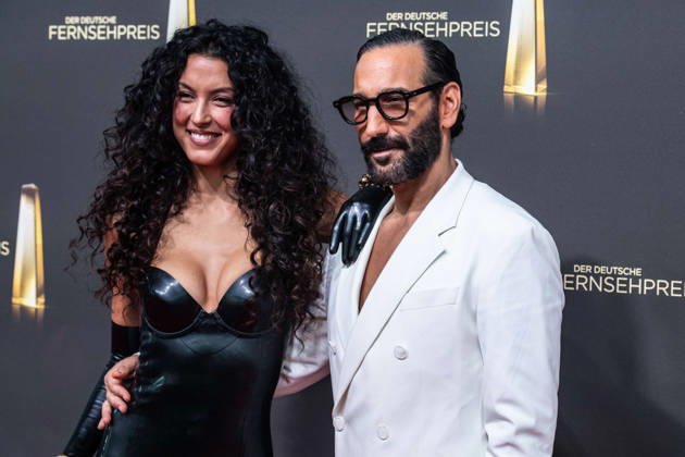 Rebecca MIR und Massimo SINATO, Roter Teppich, Red Carpet Show, Ankunft, arrival, Verleihung des Deutschen Fernsehpreises, Der Deutsche Fernsehpreis 2026, Deutscher Fernsehpreis 2026 im Confex Koeln, am 09.09.2025.