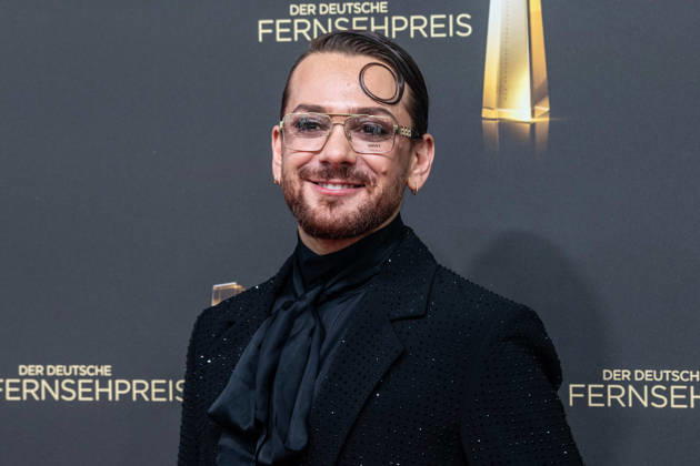 Riccardo SIMONETTI, Moderator, Roter Teppich, Red Carpet Show, Ankunft, arrival, Verleihung des Deutschen Fernsehpreises, Der Deutsche Fernsehpreis 2026, Deutscher Fernsehpreis 2026 im Confex Koeln, am 09.09.2025.