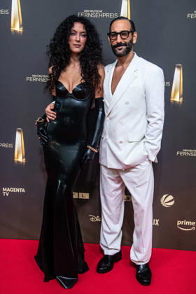 Rebecca MIR und Massimo SINATO, Roter Teppich, Red Carpet Show, Ankunft, arrival, Verleihung des Deutschen Fernsehpreises, Der Deutsche Fernsehpreis 2026, Deutscher Fernsehpreis 2026 im Confex Koeln, am 09.09.2025.
