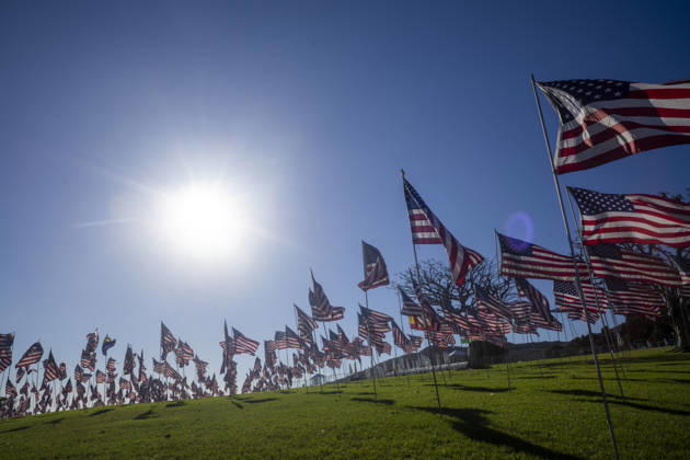 News Bilder des Tages #2 September 9, 2026, Los Angeles, California, USA: U.S. flags wave at Pepperdine University, where 2,977 flags are displayed to commemorate the 25th anniversary of the 9 11 terrorist attacks in Malibu, California, on September 9, 2026. Los Angeles USA - ZUMAc68_ 20260909_zaf_c68_010 Copyright: xRingoxChiux