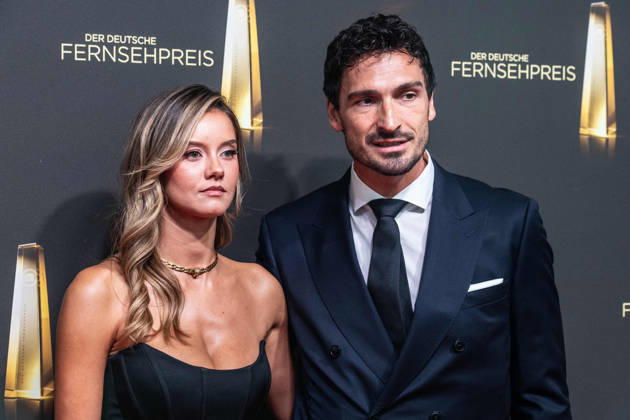 Mats HUMMELS, ehem. Fussballspieler, und Nicola CAVANIS, Model, Roter Teppich, Red Carpet Show, Ankunft, arrival, Verleihung des Deutschen Fernsehpreises, Der Deutsche Fernsehpreis 2026, Deutscher Fernsehpreis 2026 im Confex Koeln, am 09.09.2025.