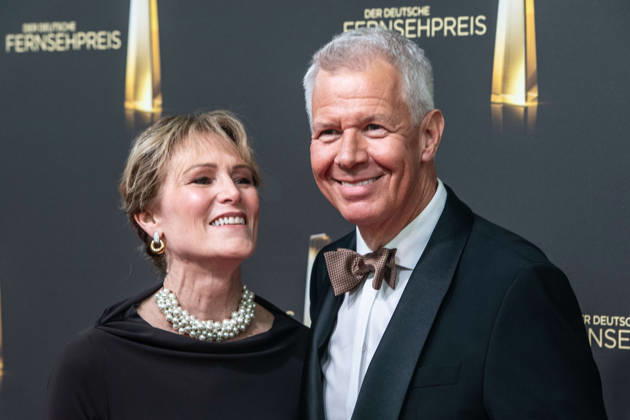 Peter KLOEPPEL, Moderator, und Ehefrau Carol, Roter Teppich, Red Carpet Show, Ankunft, arrival, Verleihung des Deutschen Fernsehpreises, Der Deutsche Fernsehpreis 2026, Deutscher Fernsehpreis 2026 im Confex Koeln, am 09.09.2025.