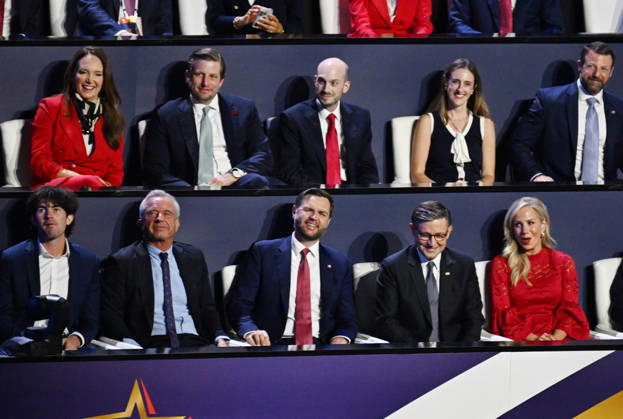 News Bilder des Tages #2 Cabinet members and guests listen as President Donald Trump makes a keynote address during the first night of the Republican midterm convention at the American Airlines Center in Dallas, Texas, on Wednesday, September 9, 2026. The convention is taking place on Wednesday and Thursday of this week.  DAL202609099940 BONNIExCASH