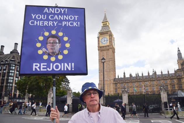 Anti-Brexit Protest in London, UK - 9 Sep 2026 A protester holds a placard calling on UK Prime Minister Andy Burnham to rejoin the European Union during the weekly anti-Brexit and pro-EU protest in Parliament Square. Protesters gather weekly during Prime Minister s Questions urging the UK government to rejoin the European Union. London United Kingdom Copyright: xVukxValcicx xSOPAxImagesx Vuk-Valcic-1448168