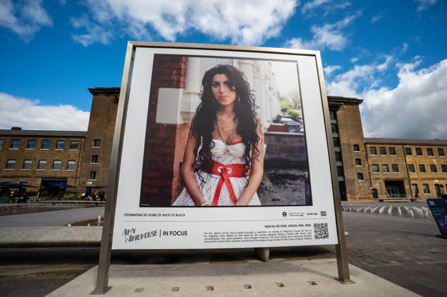 Entertainment Bilder des Tages #2 September 9, 2026, London, United Kingdom: A portrait of Amy Winehouse by photographer Mischa Richter, taken in 2006, seen displayed as part of the ˜Amy Winehouse. Visitors view ˜Amy Winehouse: In Focus™, a free outdoor photography exhibition at Granary Square and King™s Boulevard in King™s Cross, London. The exhibition features defining and previously unseen photographs of the late singer, offering an intimate portrait of her life and career and marking 20 years since the release of her acclaimed album ˜Back to Black™. The exhibition runs from 1 September to 15 October 2026. London United Kingdom - ZUMAs197 20260909_aaa_s197_587 Copyright: xJamesxWilloughbyx