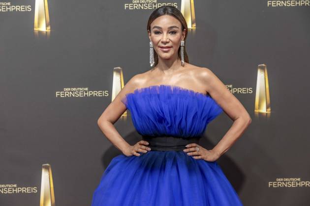 ABB FERNSEHPREIS- Verona Pooth blaues Kleid zu Gast auf dem roten Teppich bei der Gala zr verleihung des Der Deutsche Fernsehpreis 2026 iim Confex Center am 09.09.2026 in Koeln NRW Deutschland