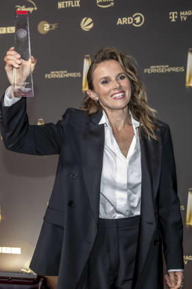 ABB FERNSEHPREIS- Beste Schauspielerin geht an Karin Hanczewski Preistraegerin mit dem Fernsehpreis zu Gast auf dem roten Teppich bei der Gala zr verleihung des Der Deutsche Fernsehpreis 2026 iim Confex Center am 09.09.2026 in Koeln NRW Deutschland