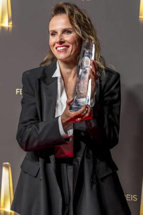 ABB FERNSEHPREIS- Beste Schauspielerin geht an Karin Hanczewski Preistraegerin mit dem Fernsehpreis zu Gast auf dem roten Teppich bei der Gala zr verleihung des Der Deutsche Fernsehpreis 2026 iim Confex Center am 09.09.2026 in Koeln NRW Deutschland