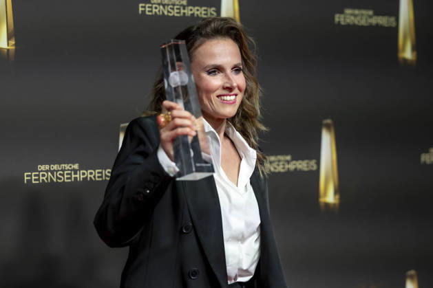 ABB FERNSEHPREIS- Beste Schauspielerin geht an Karin Hanczewski Preistraegerin mit dem Fernsehpreis zu Gast auf dem roten Teppich bei der Gala zr verleihung des Der Deutsche Fernsehpreis 2026 iim Confex Center am 09.09.2026 in Koeln NRW Deutschland