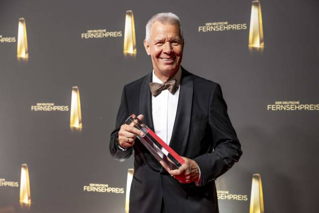 ABB FERNSEHPREIS- Peter Kloeppel erhaelt den Ehrenpreis des Deutschen Fernsehpreises 2026 Preistraeger mit dem Fernsehpreis zu Gast auf dem roten Teppich bei der Gala zr verleihung des Der Deutsche Fernsehpreis 2026 iim Confex Center am 09.09.2026 in Koeln NRW Deutschland