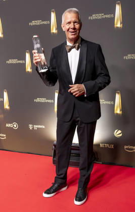 ABB FERNSEHPREIS- Peter Kloeppel erhaelt den Ehrenpreis des Deutschen Fernsehpreises 2026 Preistraeger mit dem Fernsehpreis zu Gast auf dem roten Teppich bei der Gala zr verleihung des Der Deutsche Fernsehpreis 2026 iim Confex Center am 09.09.2026 in Koeln NRW Deutschland