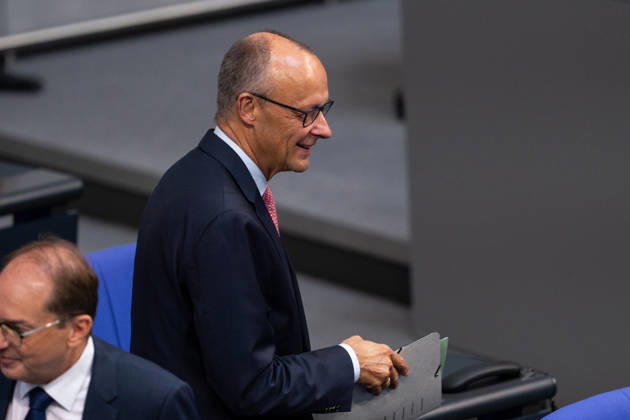 10.09.2026, GER, Berlin, 93. Sitzung des Deutschen Bundestages im Plenarsaal des Reichstagsgebäudes. Bundeskanzler Friedrich Merz, lacht, hat gute Laune, Gestik, Mimik, Emotionen Copyright: xnordphotoxGmbHx xChristianxSchulzex