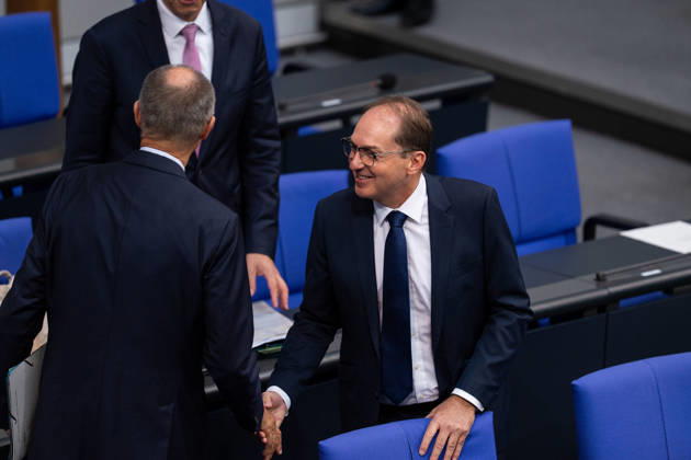 10.09.2026, GER, Berlin, 93. Sitzung des Deutschen Bundestages im Plenarsaal des Reichstagsgebäudes. Alexander Dobrindt Bundesminister des Innern der Bundesrepublik Deutschland, begrüsst Bundeskanzler Friedrich Merz Copyright: xnordphotoxGmbHx xChristianxSchulzex