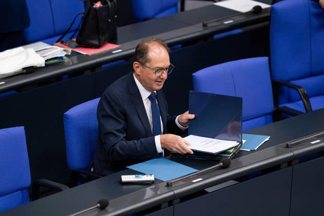 10.09.2026, GER, Berlin, 93. Sitzung des Deutschen Bundestages im Plenarsaal des Reichstagsgebäudes. Alexander Dobrindt Bundesminister des Innern der Bundesrepublik Deutschland, sortiert seine Unterlagen, sitzt auf seinem Platz Copyright: xnordphotoxGmbHx xChristianxSchulzex