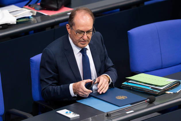 10.09.2026, GER, Berlin, 93. Sitzung des Deutschen Bundestages im Plenarsaal des Reichstagsgebäudes. Alexander Dobrindt Bundesminister des Innern der Bundesrepublik Deutschland, sortiert seine Unterlagen, sitzt auf seinem Platz, hat ein Handy in der Hand Copyright: xnordphotoxGmbHx xChristianxSchulzex