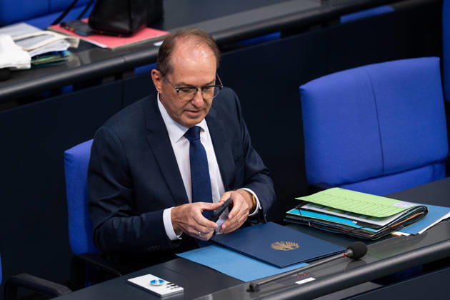 10.09.2026, GER, Berlin, 93. Sitzung des Deutschen Bundestages im Plenarsaal des Reichstagsgebäudes. Alexander Dobrindt Bundesminister des Innern der Bundesrepublik Deutschland, sortiert seine Unterlagen, sitzt auf seinem Platz, hat ein Handy in der Hand Copyright: xnordphotoxGmbHx xChristianxSchulzex