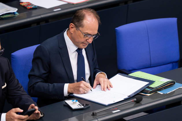 10.09.2026, GER, Berlin, 93. Sitzung des Deutschen Bundestages im Plenarsaal des Reichstagsgebäudes. Alexander Dobrindt Bundesminister des Innern der Bundesrepublik Deutschland, sortiert seine Unterlagen, sitzt auf seinem Platz Copyright: xnordphotoxGmbHx xChristianxSchulzex