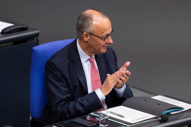 10.09.2026, GER, Berlin, 93. Sitzung des Deutschen Bundestages im Plenarsaal des Reichstagsgebäudes. Bundeskanzler Friedrich Merz, sitzt am Platz, grinst, lacht, lächelt, applaudiert, klatscht in die Hände, Gestik, Mimik, Emotionen Copyright: xnordphotoxGmbHx xChristianxSchulzex