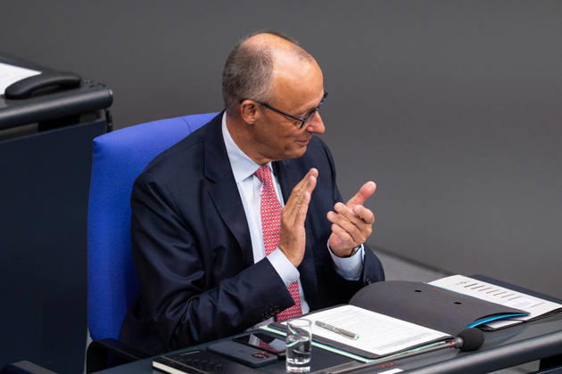 10.09.2026, GER, Berlin, 93. Sitzung des Deutschen Bundestages im Plenarsaal des Reichstagsgebäudes. Bundeskanzler Friedrich Merz, sitzt am Platz, grinst, lacht, lächelt, applaudiert, klatscht in die Hände, Gestik, Mimik, Emotionen Copyright: xnordphotoxGmbHx xChristianxSchulzex