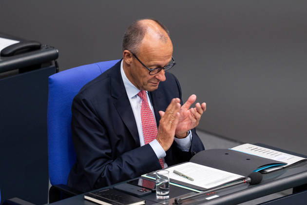 10.09.2026, GER, Berlin, 93. Sitzung des Deutschen Bundestages im Plenarsaal des Reichstagsgebäudes. Bundeskanzler Friedrich Merz, sitzt am Platz, grinst, lacht, lächelt, applaudiert, klatscht in die Hände, Gestik, Mimik, Emotionen Copyright: xnordphotoxGmbHx xChristianxSchulzex