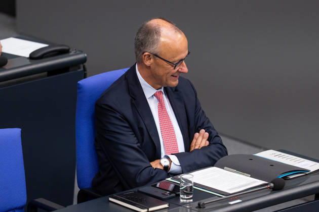 10.09.2026, GER, Berlin, 93. Sitzung des Deutschen Bundestages im Plenarsaal des Reichstagsgebäudes. Bundeskanzler Friedrich Merz, sitzt am Platz, grinst, lacht, lächelt, Gestik, Mimik, Emotionen Copyright: xnordphotoxGmbHx xChristianxSchulzex