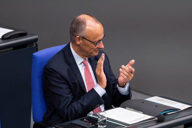 10.09.2026, GER, Berlin, 93. Sitzung des Deutschen Bundestages im Plenarsaal des Reichstagsgebäudes. Bundeskanzler Friedrich Merz, sitzt am Platz, grinst, lacht, lächelt, applaudiert, klatscht in die Hände, Gestik, Mimik, Emotionen Copyright: xnordphotoxGmbHx xChristianxSchulzex