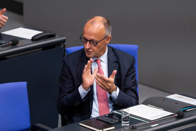 10.09.2026, GER, Berlin, 93. Sitzung des Deutschen Bundestages im Plenarsaal des Reichstagsgebäudes. Bundeskanzler Friedrich Merz, sitzt am Platz, grinst, lacht, lächelt, applaudiert, klatscht in die Hände, Gestik, Mimik, Emotionen Copyright: xnordphotoxGmbHx xChristianxSchulzex