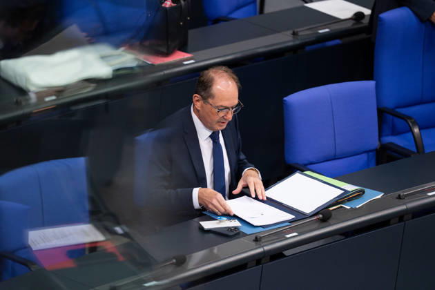 10.09.2026, GER, Berlin, 93. Sitzung des Deutschen Bundestages im Plenarsaal des Reichstagsgebäudes. Alexander Dobrindt Bundesminister des Innern der Bundesrepublik Deutschland, sortiert seine Unterlagen, sitzt auf seinem Platz Copyright: xnordphotoxGmbHx xChristianxSchulzex