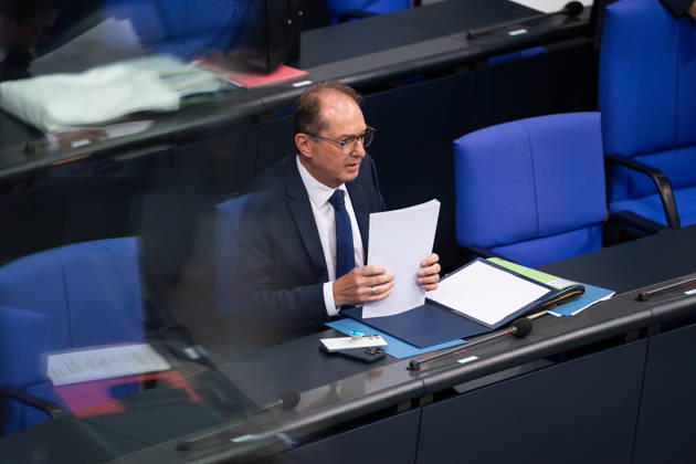 10.09.2026, GER, Berlin, 93. Sitzung des Deutschen Bundestages im Plenarsaal des Reichstagsgebäudes. Alexander Dobrindt Bundesminister des Innern der Bundesrepublik Deutschland, sortiert seine Unterlagen, sitzt auf seinem Platz Copyright: xnordphotoxGmbHx xChristianxSchulzex
