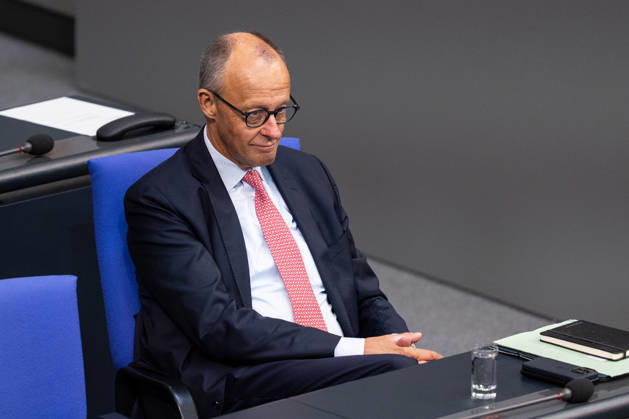 10.09.2026, GER, Berlin, 93. Sitzung des Deutschen Bundestages im Plenarsaal des Reichstagsgebäudes. Bundeskanzler Friedrich Merz, sitzt am Platz, grinst, lacht, lächelt Copyright: xnordphotoxGmbHx xChristianxSchulzex