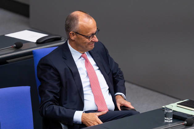 10.09.2026, GER, Berlin, 93. Sitzung des Deutschen Bundestages im Plenarsaal des Reichstagsgebäudes. Bundeskanzler Friedrich Merz, sitzt am Platz, grinst, lacht, lächelt Copyright: xnordphotoxGmbHx xChristianxSchulzex