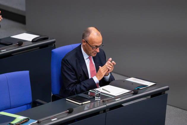 10.09.2026, GER, Berlin, 93. Sitzung des Deutschen Bundestages im Plenarsaal des Reichstagsgebäudes. Bundeskanzler Friedrich Merz, sitzt am Platz, grinst, lacht, lächelt, applaudiert, klatscht in die Hände, Gestik, Mimik, Emotionen Copyright: xnordphotoxGmbHx xChristianxSchulzex