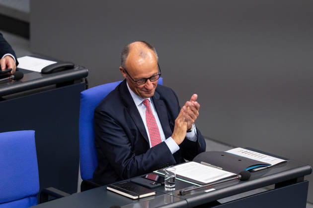 10.09.2026, GER, Berlin, 93. Sitzung des Deutschen Bundestages im Plenarsaal des Reichstagsgebäudes. Bundeskanzler Friedrich Merz, sitzt am Platz, grinst, lacht, lächelt, applaudiert, klatscht in die Hände, Gestik, Mimik, Emotionen Copyright: xnordphotoxGmbHx xChristianxSchulzex