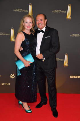 Wolfram Kons mit Frau Alexa Apermann bei der Verleihung des Deutschen Fernsehpreis im Confex Center in Köln am 09.09.2026