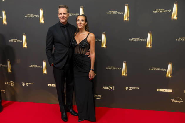 ABB FERNSEHPREIS- Roberta Bieling mit maenlicher Begleitung zu Gast auf dem roten Teppich bei der Gala zr verleihung des Der Deutsche Fernsehpreis 2026 im Confex Center am 09.09.2026 in Koeln NRW Deutschland