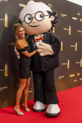 ABB FERNSEHPREIS- Laura Karasek Mainzelmaenchen Moderatorin Gast auf dem roten Teppich bei der Gala zr verleihung des Der Deutsche Fernsehpreis 2026 im Confex Center am 09.09.2026 in Koeln NRW Deutschland