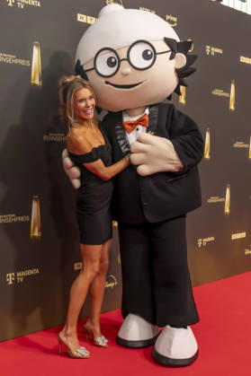 ABB FERNSEHPREIS- Laura Karasek Mainzelmaenchen Moderatorin Gast auf dem roten Teppich bei der Gala zr verleihung des Der Deutsche Fernsehpreis 2026 im Confex Center am 09.09.2026 in Koeln NRW Deutschland
