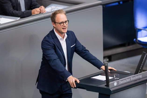 10.09.2026, GER, Berlin, 93. Sitzung des Deutschen Bundestages im Plenarsaal des Reichstagsgebäudes. Marcel Emmerich Bündnis 90 Die Grünen, steht am Rednerpult und spricht, Gestik, Mimik, Emotionen Copyright: xnordphotoxGmbHx xChristianxSchulzex