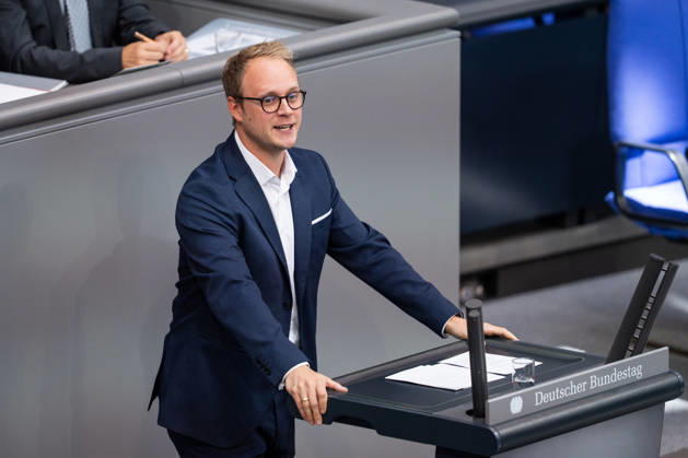 10.09.2026, GER, Berlin, 93. Sitzung des Deutschen Bundestages im Plenarsaal des Reichstagsgebäudes. Marcel Emmerich Bündnis 90 Die Grünen, steht am Rednerpult und spricht, Gestik, Mimik, Emotionen Copyright: xnordphotoxGmbHx xChristianxSchulzex