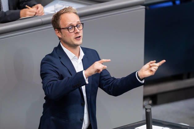 10.09.2026, GER, Berlin, 93. Sitzung des Deutschen Bundestages im Plenarsaal des Reichstagsgebäudes. Marcel Emmerich Bündnis 90 Die Grünen, steht am Rednerpult und spricht, Gestik, Mimik, Emotionen Copyright: xnordphotoxGmbHx xChristianxSchulzex