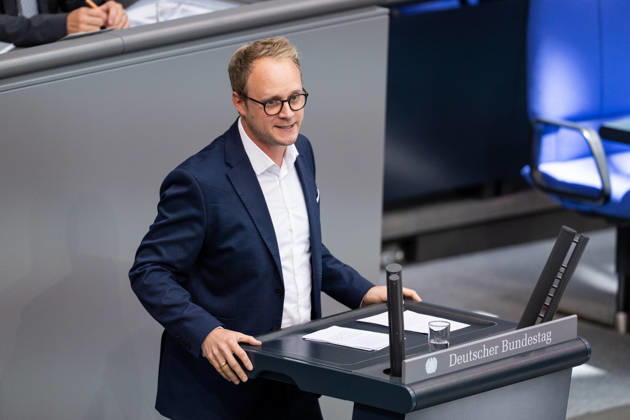 10.09.2026, GER, Berlin, 93. Sitzung des Deutschen Bundestages im Plenarsaal des Reichstagsgebäudes. Marcel Emmerich Bündnis 90 Die Grünen, steht am Rednerpult und spricht, Gestik, Mimik, Emotionen Copyright: xnordphotoxGmbHx xChristianxSchulzex