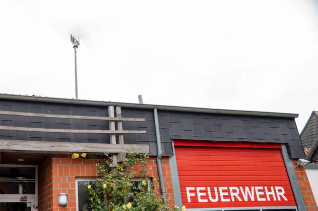 Bundesweiter Warntag 2026 Eine Sirenenanlage auf dem Gelände der Feuerwehr im Landkreis Peine in Niedersachsen, Deutschland. Am 10. September 2026 werden in Deutschland im Rahmen des bundesweiten Warntags verschiedene Warnsysteme getestet. Symbolbild. Copyright: xSvenxHeidmannx